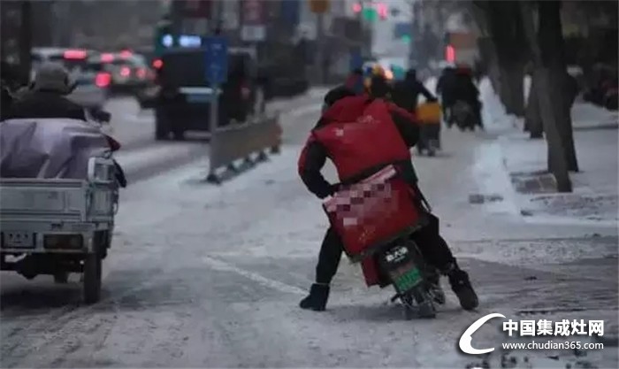 優(yōu)格：酷暑暴雨天，你的一份外賣是如何送到的？